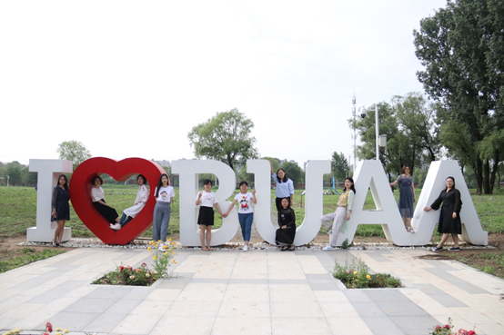 必威
教学管理与服务团队合影